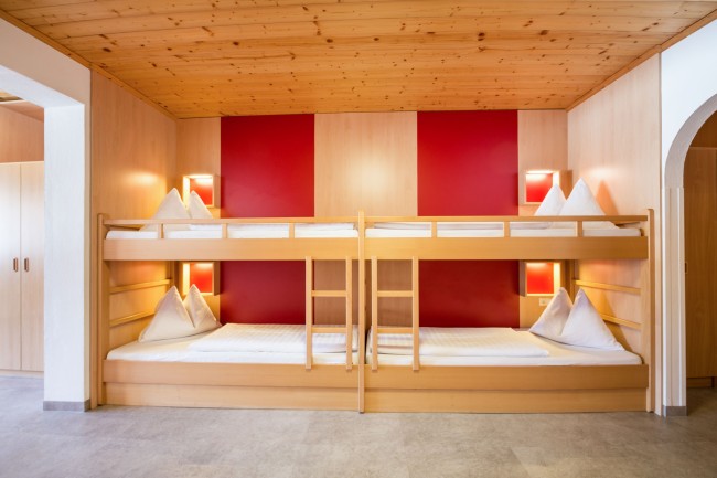 2 Stockbetten nebeneinander in den Jugendzimmer in Wagrain